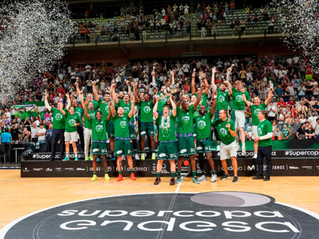 Los jugadores del Unicaja Baloncesto levantando la Supercopa de España.