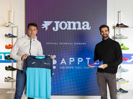 Responsables de Joma y Asia Pacific Padel Tour en la firma del acuerdo.