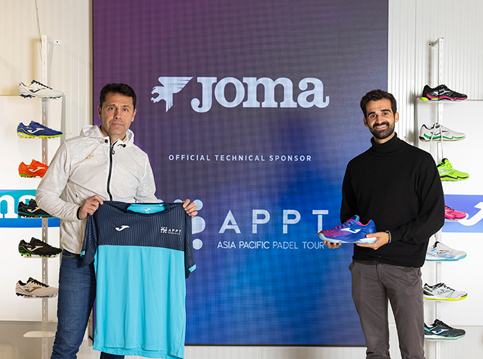 Responsables de Joma y Asia Pacific Padel Tour en la firma del acuerdo.